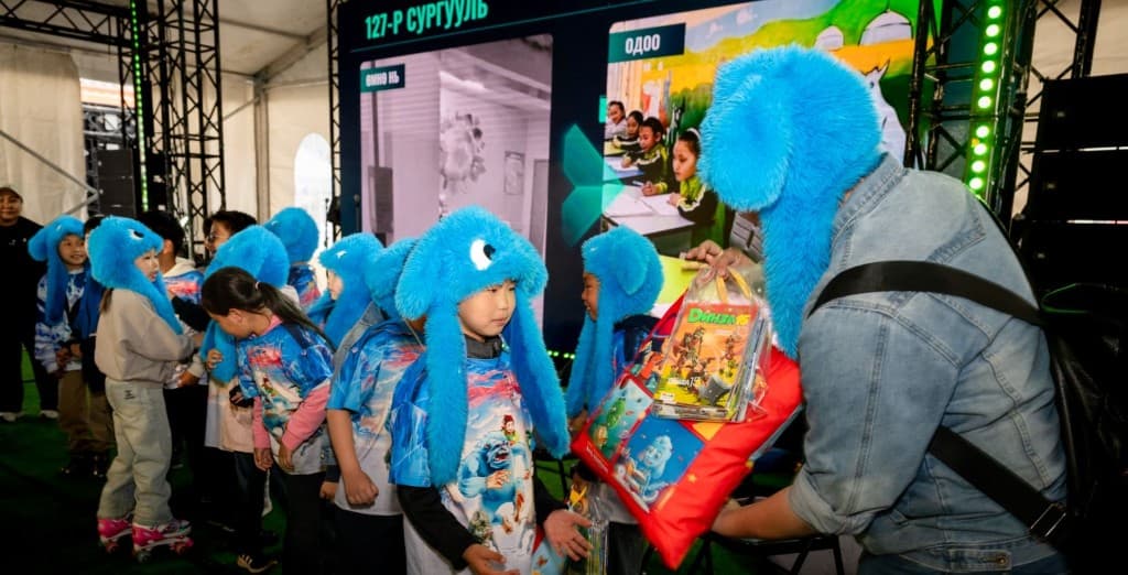 Хүүхдүүд арга хэмжээн дээр багаараа хөдөлгөөнт даалгавар гүйцэтгэж байна